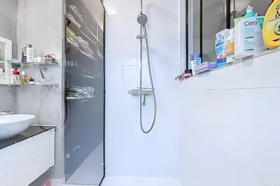 Salle de bains dans l'établissement Charmant 2 pièces au cœur de Levallois