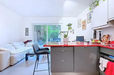 Cuisine ou kitchenette dans l'établissement Charmant 2 pièces au cœur de Levallois