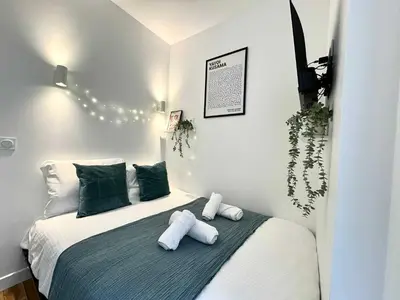 Un ou plusieurs lits dans un hébergement de l'établissement New 411 Suite Charles- Cosy Apartment Paris Center
