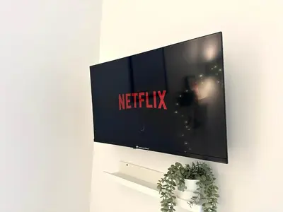 Télévision ou salle de divertissement dans l'établissement New 411 Suite Charles- Cosy Apartment Paris Center