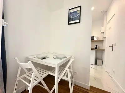 Cuisine ou kitchenette dans l'établissement New 411 Suite Charles- Cosy Apartment Paris Center