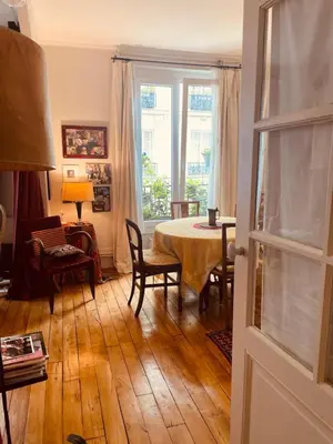 Coin salon dans l'établissement Un nid très calme et chaleureux a Montmartre !