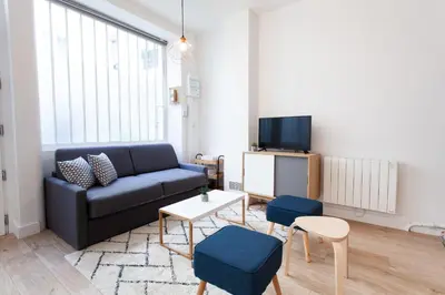 Coin salon dans l'établissement Luminous apartment Close To The Sacred Heart