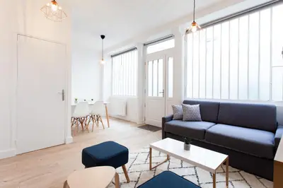 Coin salon dans l'établissement Luminous apartment Close To The Sacred Heart