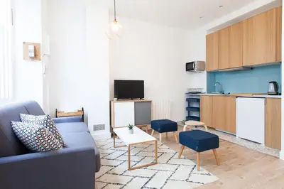 Cuisine ou kitchenette dans l'établissement Luminous apartment Close To The Sacred Heart