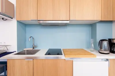 Cuisine ou kitchenette dans l'établissement Luminous apartment Close To The Sacred Heart