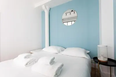 Un ou plusieurs lits dans un hébergement de l'établissement Luminous apartment Close To The Sacred Heart