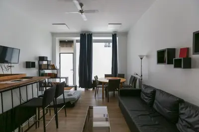 Télévision ou salle de divertissement dans l'établissement Souplex- 4P- Centre de Paris