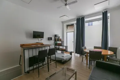 Télévision ou salle de divertissement dans l'établissement Souplex- 4P- Centre de Paris
