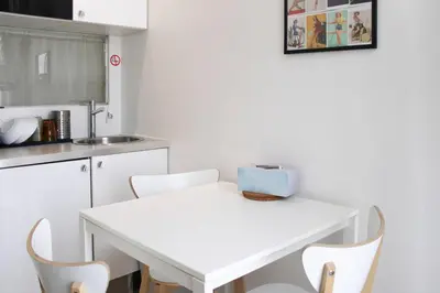 Cuisine ou kitchenette dans l'établissement Studio cosy sur cour - Centre de Paris
