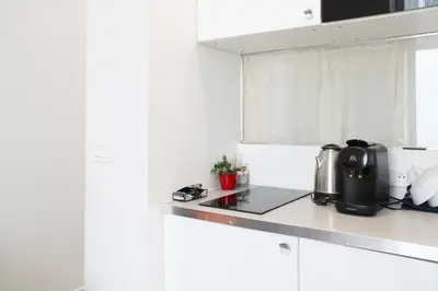 Cuisine ou kitchenette dans l'établissement Studio cosy sur cour - Centre de Paris