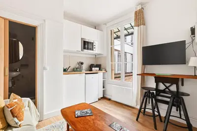 Cuisine ou kitchenette dans l'établissement Lovely Studio 10 mn walk to Louvre & Latin Quarter