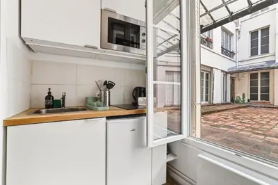 Cuisine ou kitchenette dans l'établissement Lovely Studio 10 mn walk to Louvre & Latin Quarter