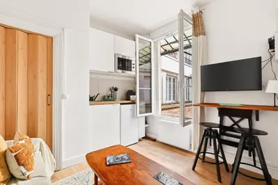 Cuisine ou kitchenette dans l'établissement Lovely Studio 10 mn walk to Louvre & Latin Quarter