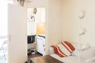 Télévision ou salle de divertissement dans l'établissement Studio lumineux avec balcon Porte de Versailles