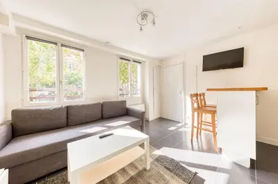 Coin salon dans l'établissement Petit cocon parisien - Métro au pied - Alexandre Dumas