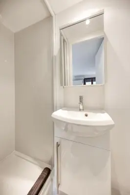 Salle de bains dans l'établissement Studio Urbain tout équipé - Face au Métro 2