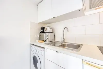 Cuisine ou kitchenette dans l'établissement Studio Urbain tout équipé - Face au Métro 2