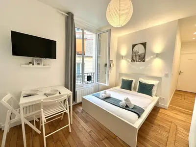 Un ou plusieurs lits dans un hébergement de l'établissement New 412 Suite Cotillard - Cosy Apartment Paris Center