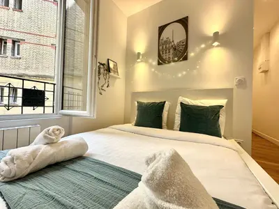 Un ou plusieurs lits dans un hébergement de l'établissement New 412 Suite Cotillard - Cosy Apartment Paris Center