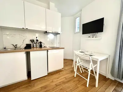 Cuisine ou kitchenette dans l'établissement New 412 Suite Cotillard - Cosy Apartment Paris Center