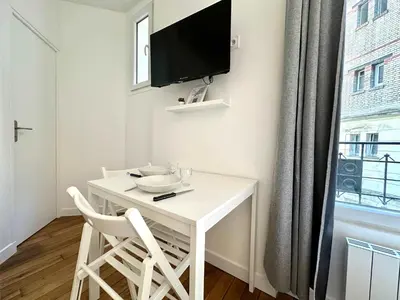 Télévision ou salle de divertissement dans l'établissement New 412 Suite Cotillard - Cosy Apartment Paris Center