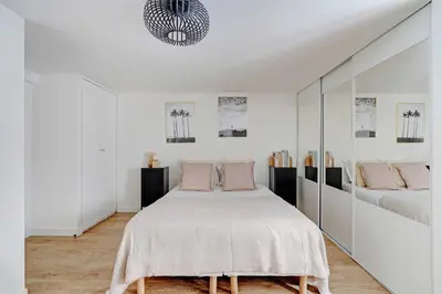 Un ou plusieurs lits dans un hébergement de l'établissement Beautiful Apartement in the heart of Paris Opera