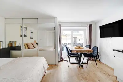 Un ou plusieurs lits dans un hébergement de l'établissement Beautiful Apartement in the heart of Paris Opera
