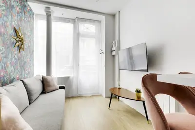 Télévision ou salle de divertissement dans l'établissement Charming duplex apartment near Montmartre