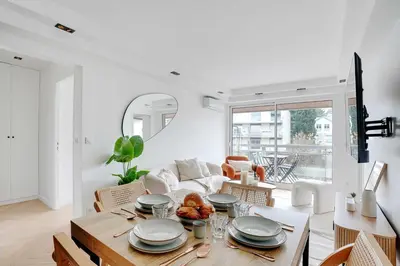 Télévision ou salle de divertissement dans l'établissement Charming Apt with AC & balcony