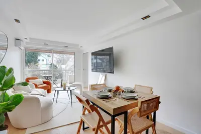 Télévision ou salle de divertissement dans l'établissement Charming Apt with AC & balcony