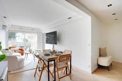 Coin salon dans l'établissement Charming Apt with AC & balcony