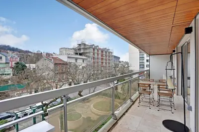 Balcon ou terrasse dans l'établissement Charming Apt with AC & balcony