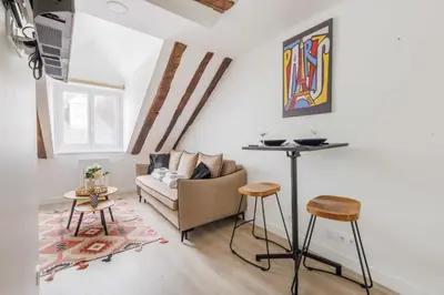 Coin salon dans l'établissement Charming studio - INVALIDES - Mobility lease