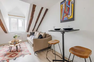 Coin salon dans l'établissement Charming studio - INVALIDES - Mobility lease