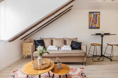 Coin salon dans l'établissement Charming studio - INVALIDES - Mobility lease
