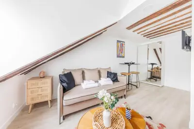 Coin salon dans l'établissement Charming studio - INVALIDES - Mobility lease