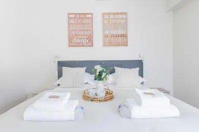 Un ou plusieurs lits dans un hébergement de l'établissement Superbe Appartement 1BDR - 2P Porte Maillot