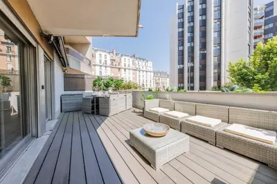 Balcon ou terrasse dans l'établissement Superbe Appartement 1BDR - 2P Porte Maillot
