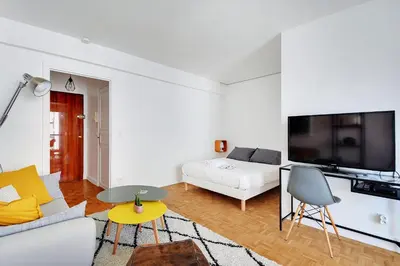 Télévision ou salle de divertissement dans l'établissement Nice studio 2P Champs de Mars - La Motte Picquet