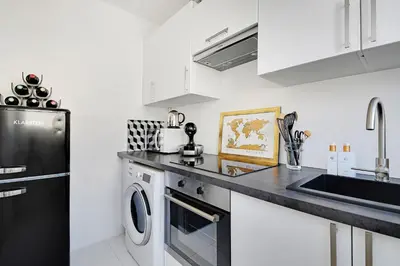 Cuisine ou kitchenette dans l'établissement Nice studio 2P Champs de Mars - La Motte Picquet