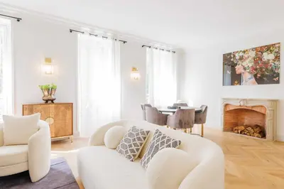 Coin salon dans l'établissement Exceptional apartment - Trocadero-16th - Mobility lease