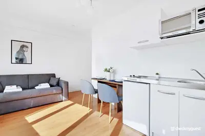 Cuisine ou kitchenette dans l'établissement Cosy Studio 2P - Parc Expositions 15eme arr