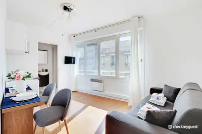 Télévision ou salle de divertissement dans l'établissement Cosy Studio 2P - Parc Expositions 15eme arr