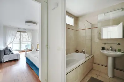 Salle de bains dans l'établissement Superb apartment- 2P Ternes - Av Wagam - BAIL MOBILITE