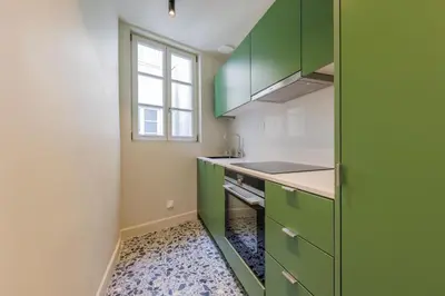 Cuisine ou kitchenette dans l'établissement Colourful oasis heart of Rive Gauche - Bon Marché
