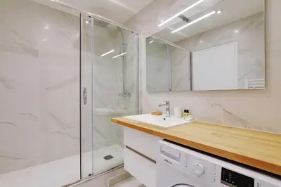 Salle de bains dans l'établissement Bright 1 BDR 4 P Republique-Belleville