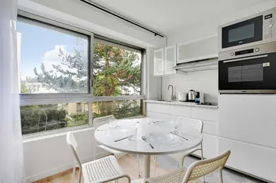 Cuisine ou kitchenette dans l'établissement Bright 1 BDR 4 P Republique-Belleville