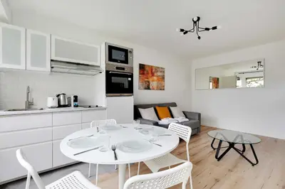 Cuisine ou kitchenette dans l'établissement Bright 1 BDR 4 P Republique-Belleville