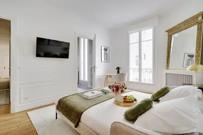 Un ou plusieurs lits dans un hébergement de l'établissement Chic & spacious 2BDR - 4P - Av Suffren TOUR EIFFEL